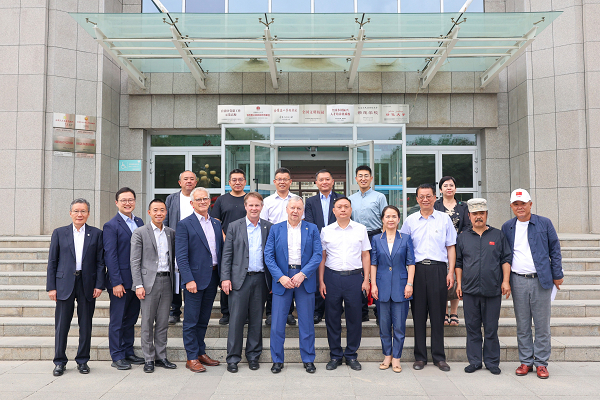 香港赛马会代表团在新疆农业大学参观交流。新疆农业大学供图