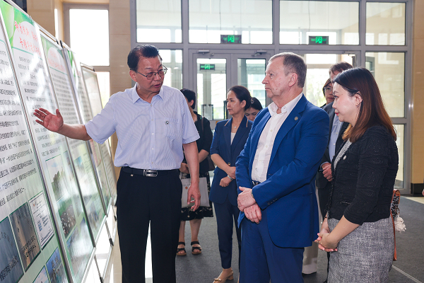 姚新奎教授向应家柏一行介绍学校学科建设情况。新疆农业大学供图