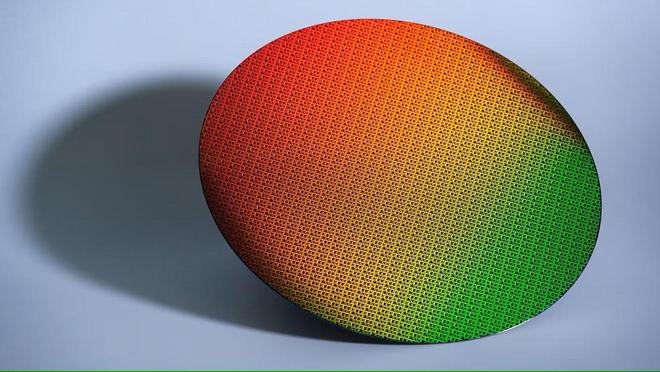 Intel 18A 工艺晶圆，图/英特尔
