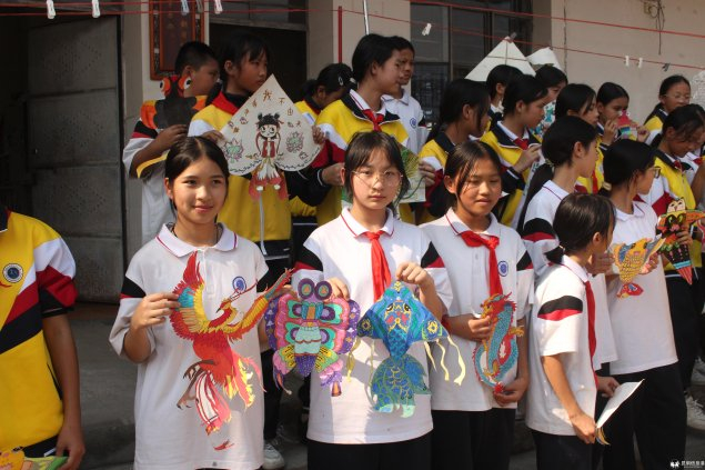 瑞丽市姐相中心小学举办风筝制作比赛 。供图