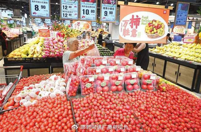 上半年，邯郸市农林牧渔业总产值同比增长3.8%，蔬菜等农产品产量均平稳增 长。　　　　　　　　　　　　　　　　　　　　本报记者郝群英摄