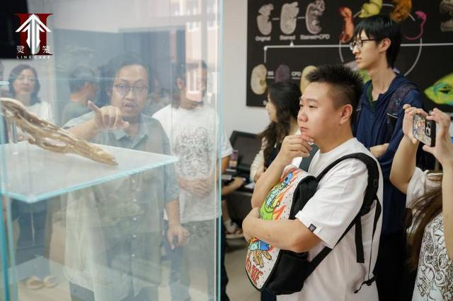 图为团队正在参观中国科学院古脊椎动物与古人类研究所。供图