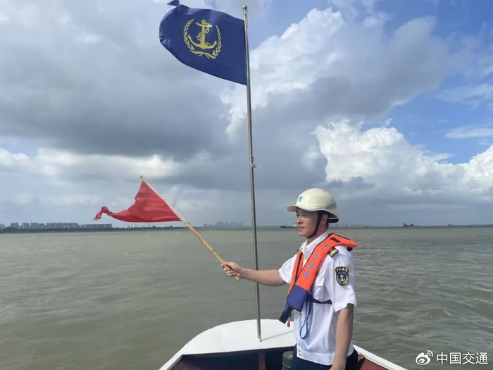 张家港海事局协调重载小型内河船舶进闸、进港池避风，督促受台风影响的船籍港管理船舶提前选择安全水域避台。