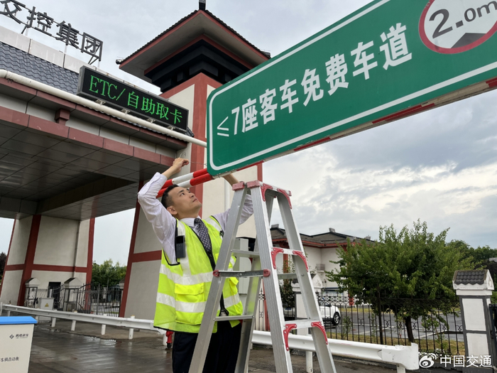 徐明公司灵璧站应对台风天气加固设施设备。