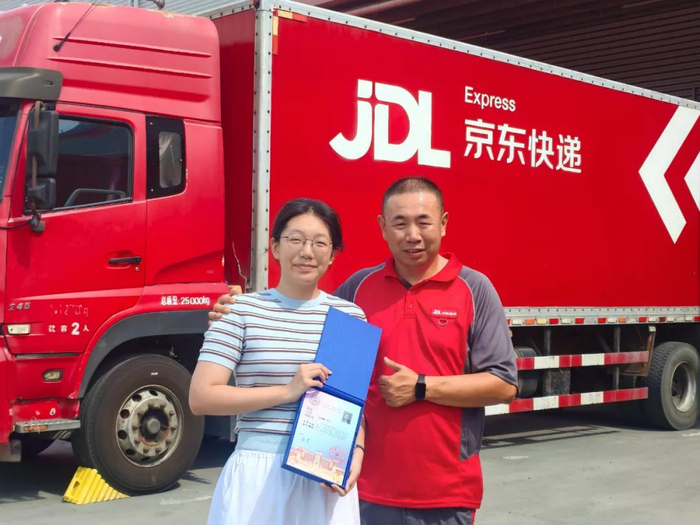 △京东物流司机张志富与女儿合影