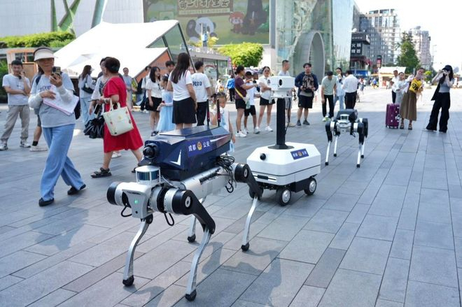 ▲机器人集群混合编队在春熙路进行智能协同演练