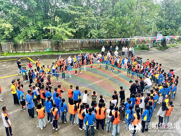 瑞丽市勐秀乡中心小学开展六一游园活动。供图