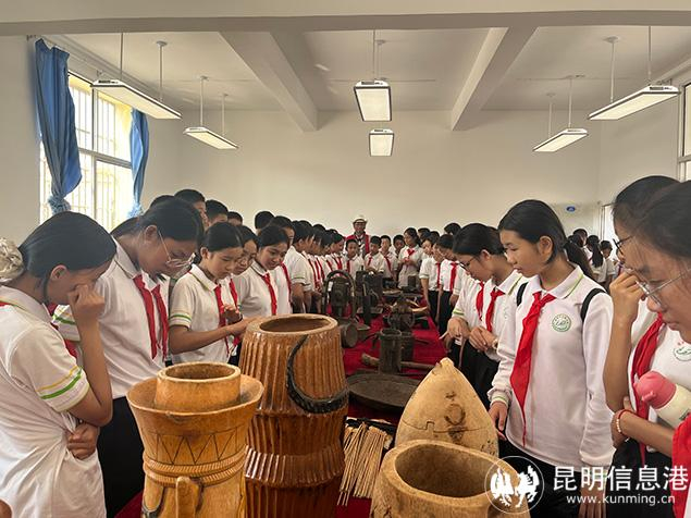 美育浸润计划带队教师岩坤为瑞丽中小学生举办云南少数民族濒危文化遗产校园特展。供图