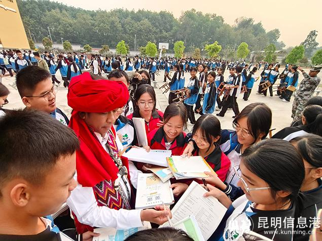 教师岩坤为瑞丽市青少年开展民族精神励志讲座。供图