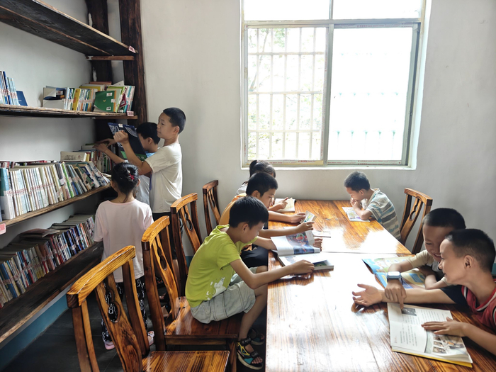 图为孩子们在农家书屋阅读书籍