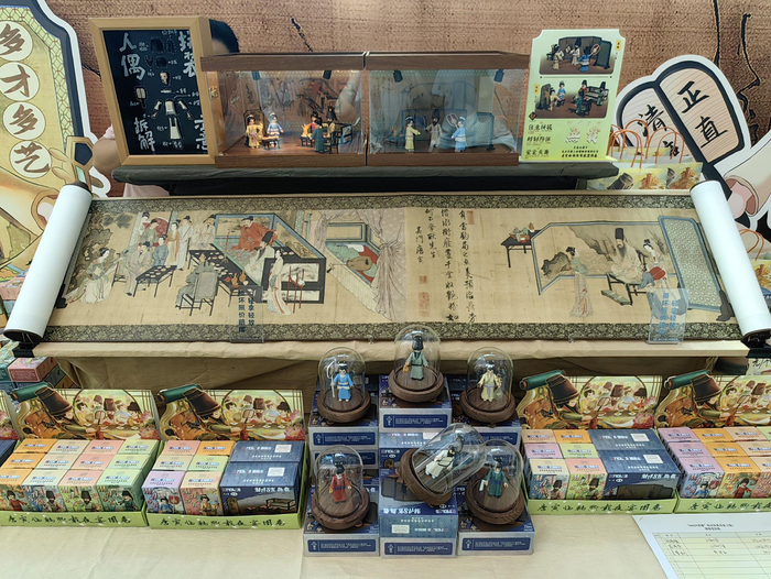 　　重庆中国三峡博物馆与商业品牌联合推出的文物衍生积木人偶“MASK熙载”。新华社记者 吴梦桐 摄