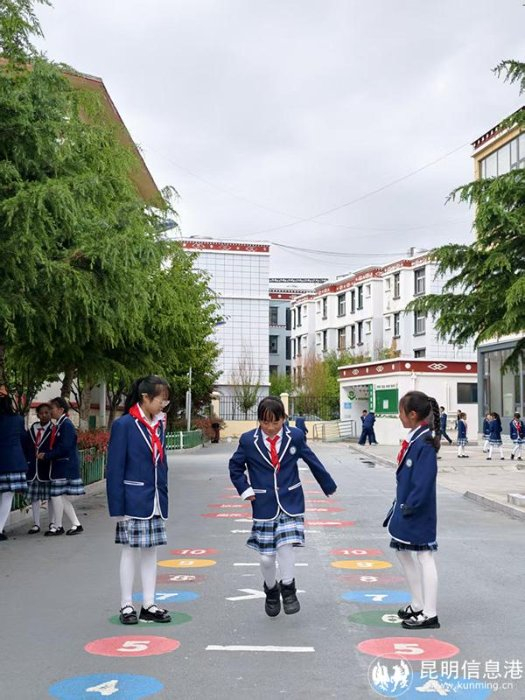 香格里拉美育浸润帮扶师生为实验小学绘制地面游戏。供图