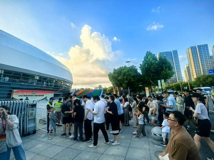 正在等待入场的"浙BA"观众，界面新闻记者杨冰柯拍摄