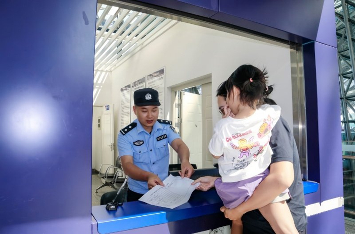 民警为旅客开具临时身份证明