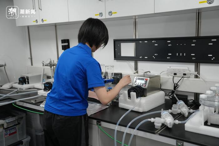 　　学生在“同济”号的实验室。记者 于瓅 摄