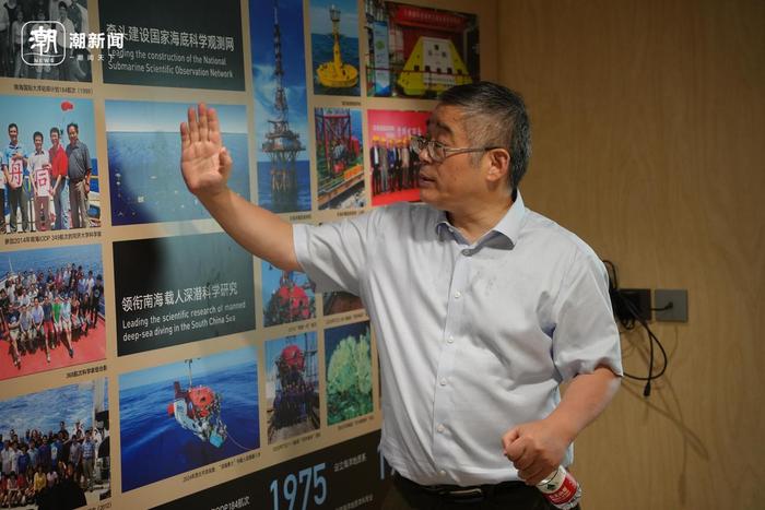 　　翦知湣在介绍“同济”号的建设历程和有关情况。记者 于瓅 摄