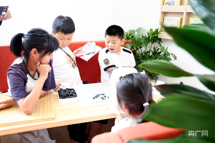 小朋友在新华社区书店下棋（央广网发  采访对象供图）