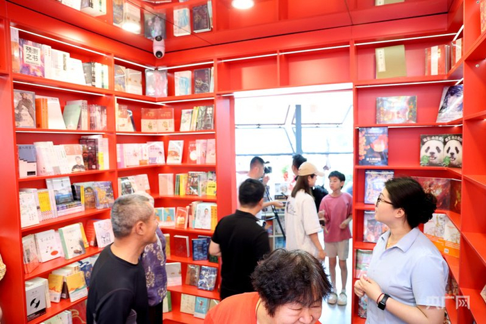 居民在新华社区书店浏览书籍（央广网发  采访对象供图）