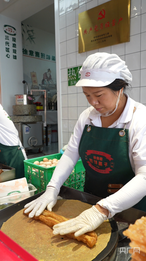 商户正在制作煎饼馃子（央广网记者 周思杨 摄）