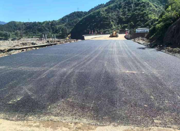 G111国道（京漠线）安洲坝1号桥受损路面完成沥青摊铺。 北京怀柔区供图