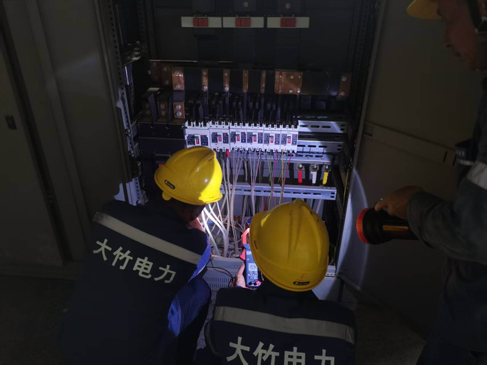 图为大竹县石河中心卫生院抢修现场