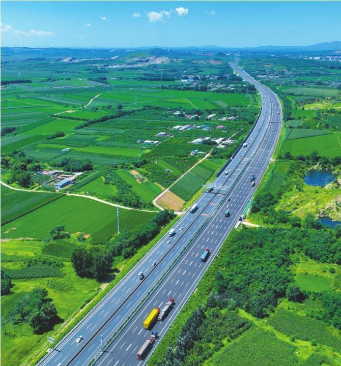 　　图为京哈高速改扩建工程北京方向，车辆畅通无阻。本报记者 查金辉 摄