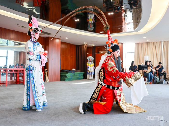 泰州梅兰芳京剧团成员排练（央广网见习记者  李婕  摄）
