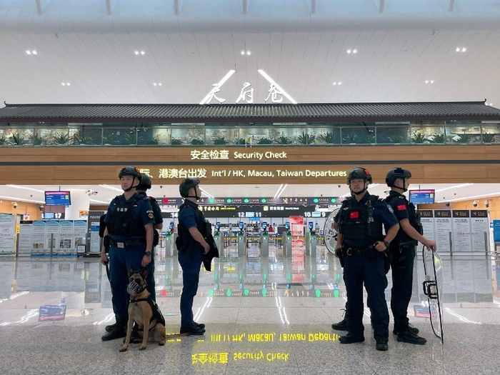 特警队员携警犬开展定点警戒