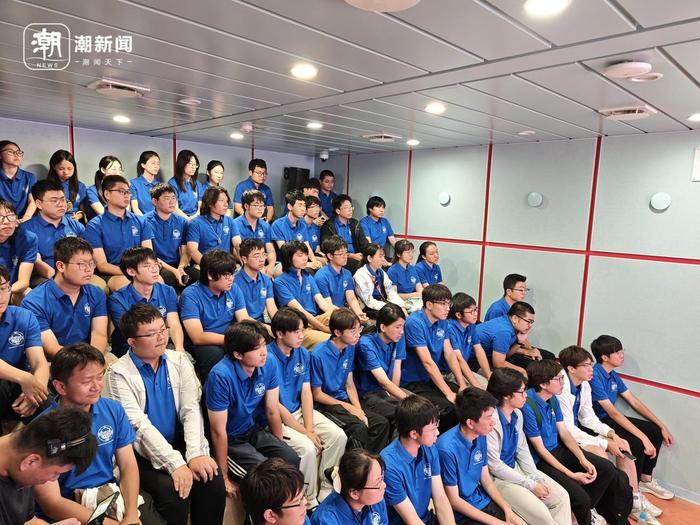 　　学生在阶梯教室倾听翦知湣的临行寄语。记者 肖暖暖 摄