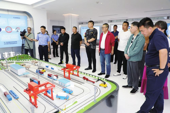 企业家们考察中老铁路磨憨站智慧展示中心。