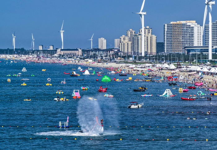 　　游客在山东省荣成市那香海景区游玩（无人机照片）。新华社发（李信君 摄）