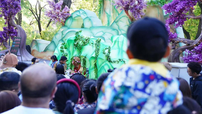 在长春动植物公园，“雪饼猴”正与游客互动。新华社记者 王帆 摄