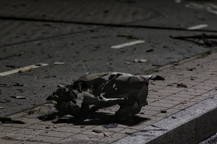 乌克兰基辅，地面上的俄罗斯无人机残骸。（图片来源：央视新闻）