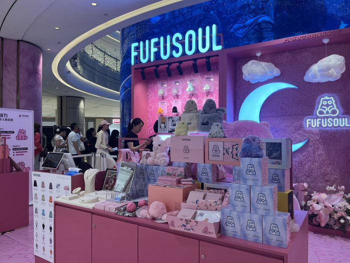 　　  市民、游客在重庆星光68广场的“FUFUSOUL”快闪店选购商品。新华社记者 周思宇 摄