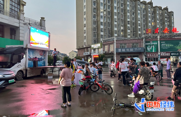 27日小篷车活动 中新经纬 摄