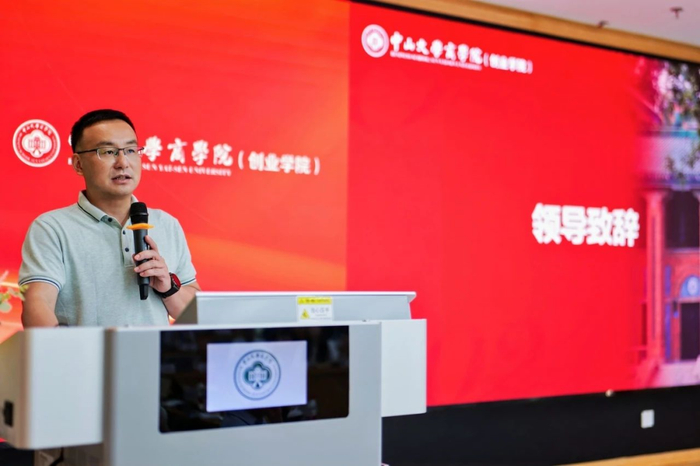 图：中山大学商学院党委书记龙长春