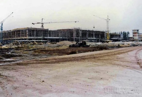 图为延吉机场改扩建工程于1993年10月开工，1997年4月竣工。图为建设施工场景。 来源于中国民航网