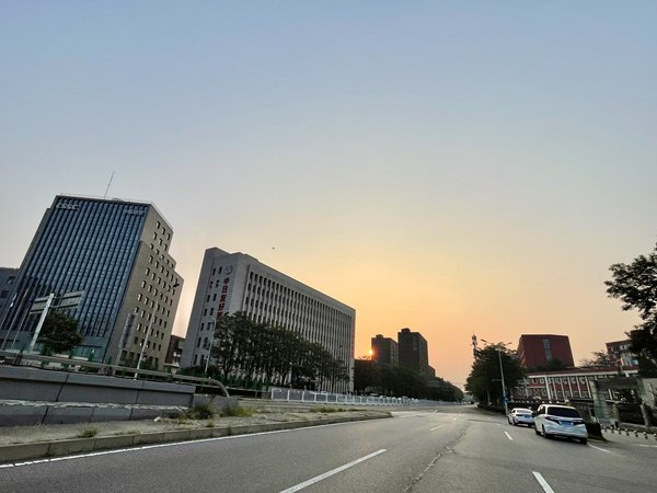 今晨，北京天空晴朗，天气凉爽。（图/中国天气网王晓）