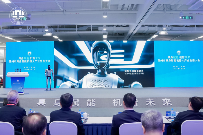 图为小麦介绍苏州人形机器人产品