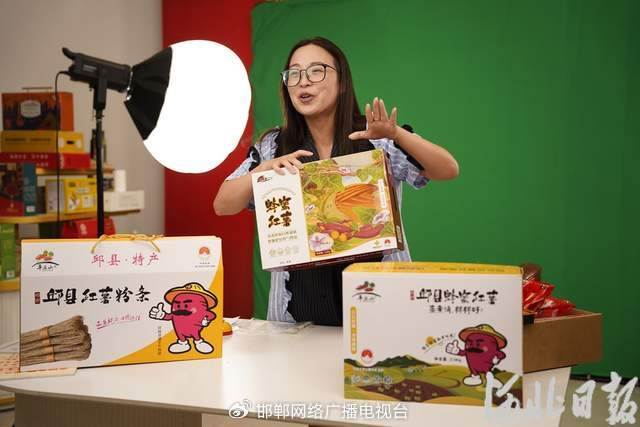 7月22日，中原（邱县）食品网批基地，一位主播正在直播带货。河北日报记者魏雨摄