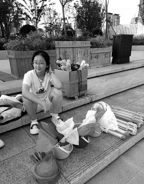 　　范先生提供女儿摆摊现场图。     