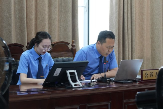 2025年6月25日，内蒙古自治区巴林左旗检察院检察人员出庭公诉。