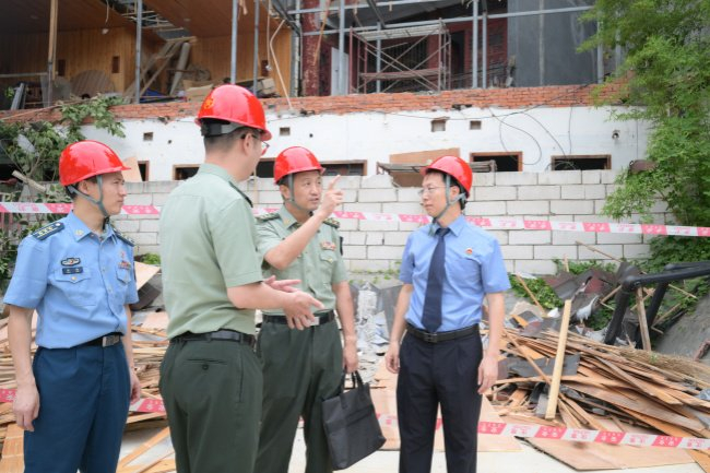 成都市青羊区检察院、成都军事检察院检察官现场监督拆除涉军违建。王雪摄