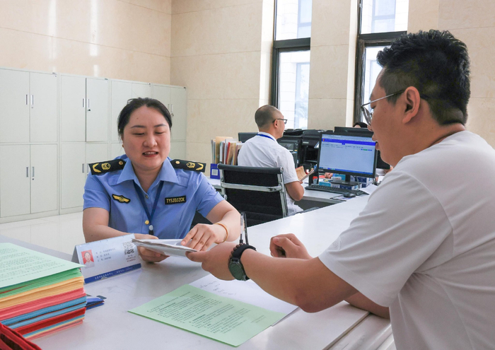 企业人员在太原市政务服务中心市场监管局窗口咨询业务。冯铁飞/摄