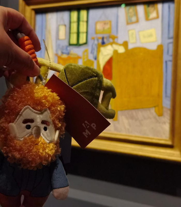 观众手持毛绒挂件与展览作品合影。新华社记者 陈爱平 摄
