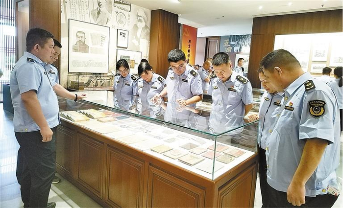     近日，大城县市场监督管理局组织党员干部参观大城县红色文献收藏馆。本报记者 郑爽 本报通讯员 邓建民 摄