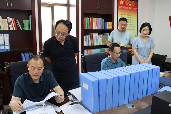 派驻省卫生健康委纪检监察组工作人员在陇南市卫生健康委监督检查专项整治开展情况。(顾卫国 摄)