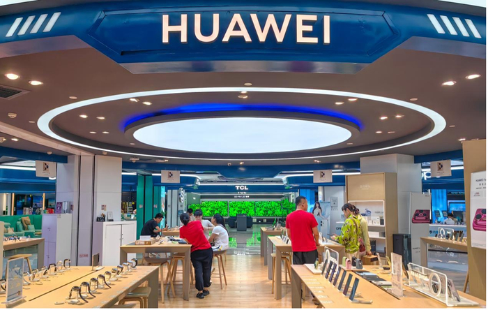 7月28日，顾客在长春市欧亚商都家用电器商场选购商品。新华社记者王帆 摄