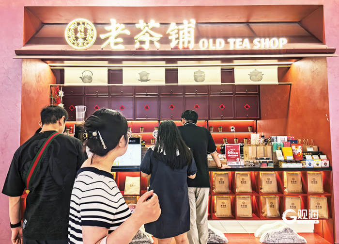 同仁堂老茶铺吸引了众多消费者排队购买。