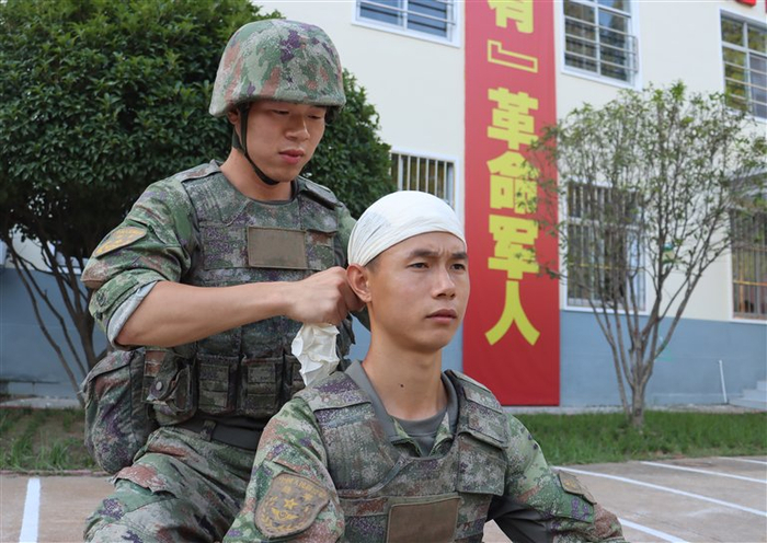 陈玉龙（左一）正在进行战场救护课目训练。罗云豪 摄
